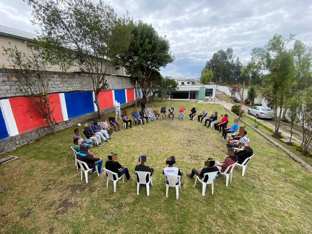 Círculo de terapia grupal en el patio de la casa de acogida